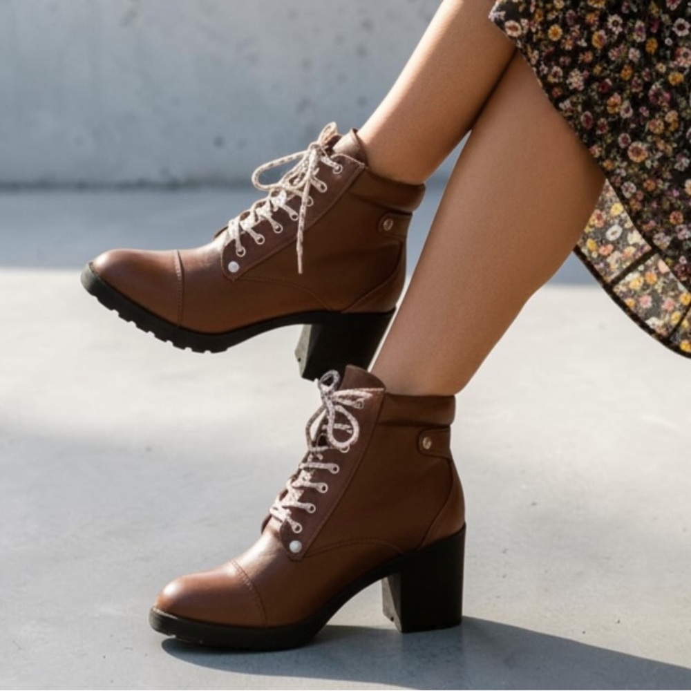 BNIB Chase & Chloe Leo Combat Lug Boot, Size 8.5